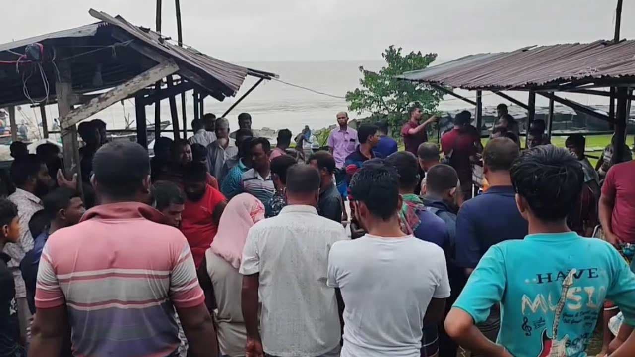ভোলায় মৎস্য ব্যবসায়ীরা চাঁদা দাবির অভিযোগে বিক্ষোভ করলেন