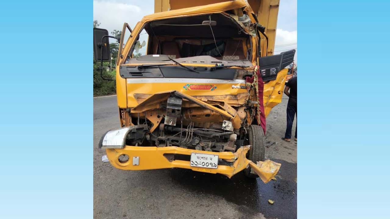 ফেনীতে দাঁড়িয়ে থাকা বাসে কাভার্ডভ্যানের ধাক্কা, নিহত