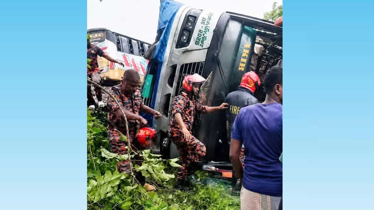 ঝিনাইদহে বাস দুর্ঘটনায় অন্তত ২০ জন আহত হয়েছে