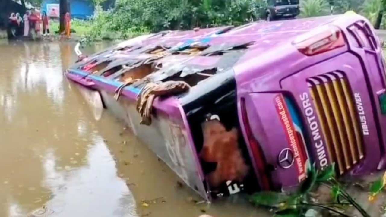 কলাপাড়ায় পুকুরে পড়ে ডাবল ডেকার বাস, ১৫ পর্যটক আহত