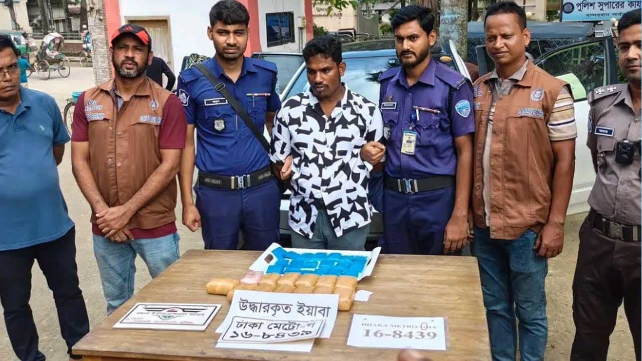 বিলাসবহুল গাড়িতে মিলল ৩০ হাজার পিস ইয়াবা, আটক