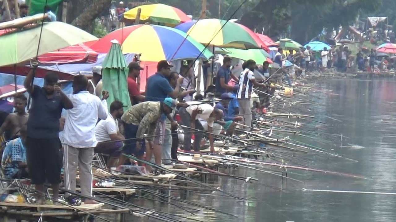 বাগেরহাটে ৪০ কোটি টাকার পানি প্রকল্প অচল, দিঘিতে মাছ শিকার