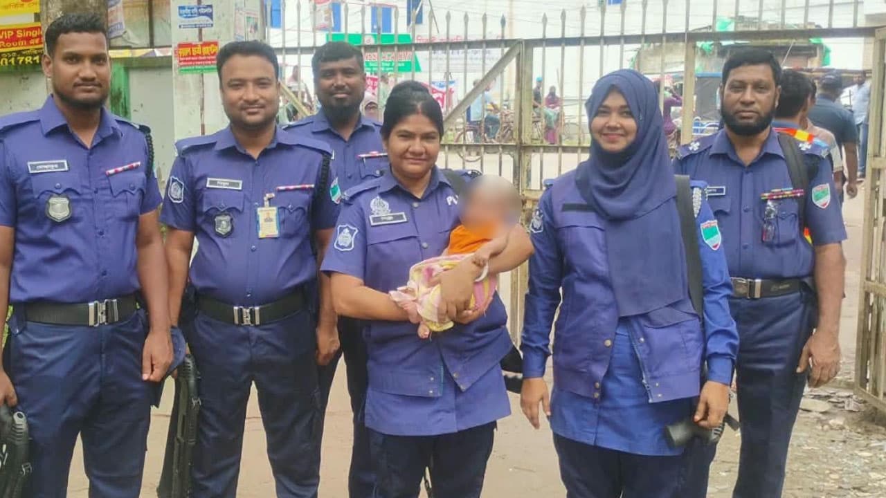 পরীক্ষার কেন্দ্রে শিশুকে কোলে নিয়ে যত্ন নিলেন পুলিশ কনস্টেবল