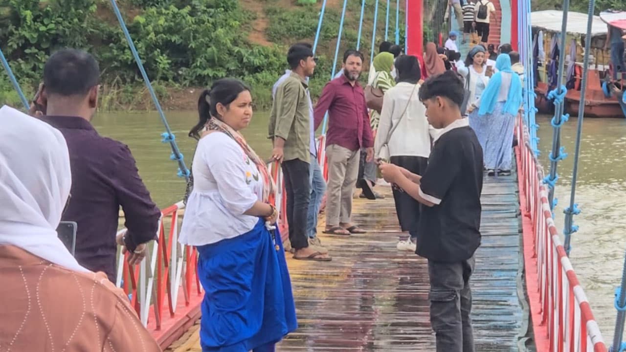 নিষেধাজ্ঞা ভেঙে কাপ্তাই ঝুলন্ত সেতুতে ভিড় জমেছে