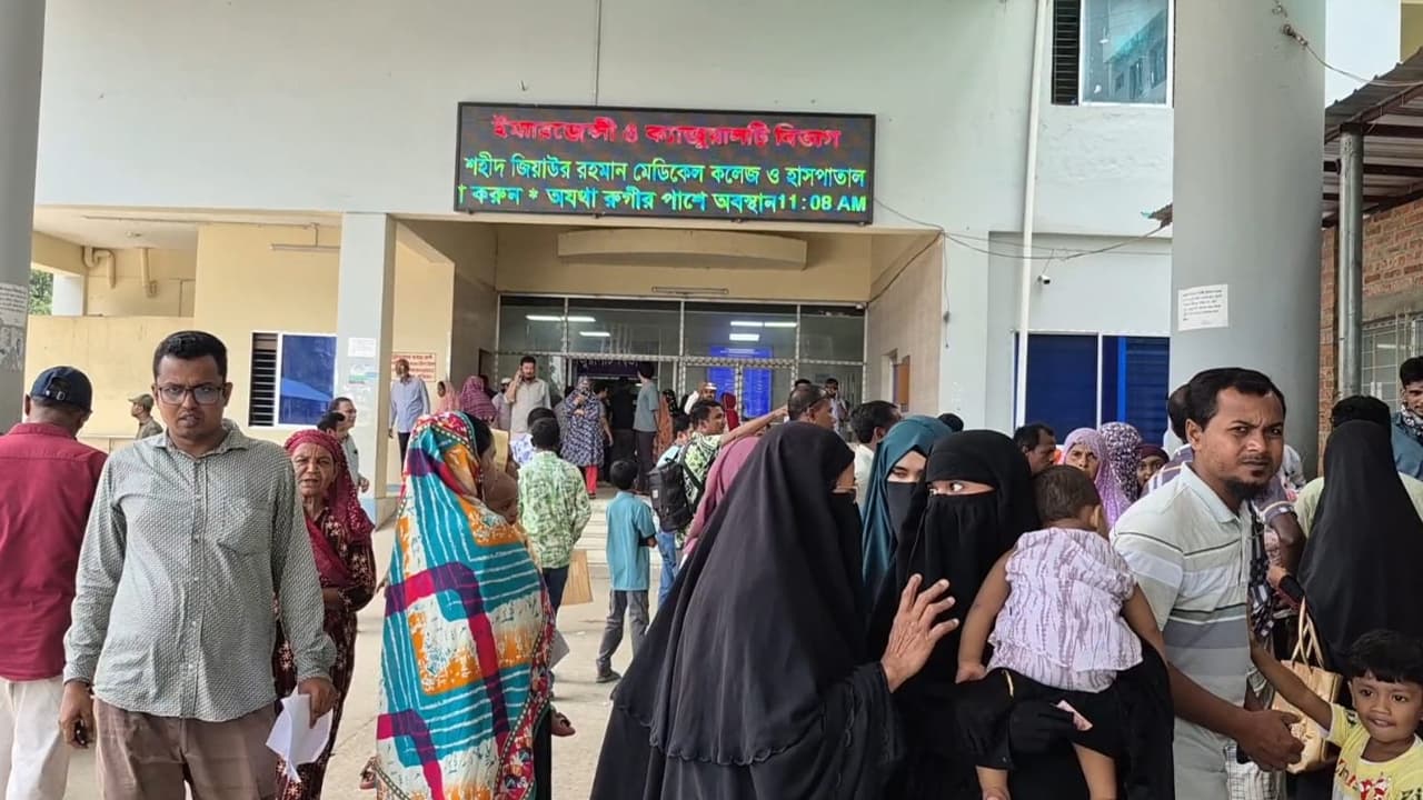 শজিমেক হাসপাতালে কর্মবিরতি শেষ করে কাজে ফিরলেন ইন্টার্ন চিকিৎসকরা