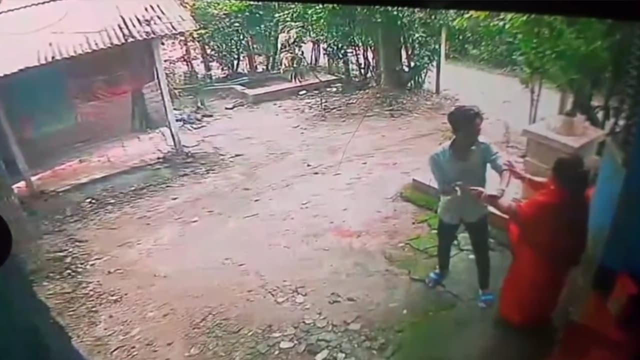 লোহাগড়ায় দুর্বৃত্তরা শিক্ষিকার গলার চেইন ছিনিয়ে নেয়
