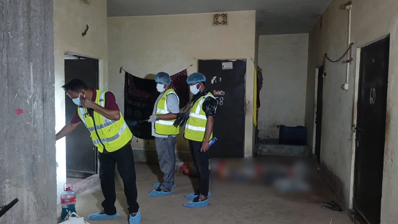 আশুলিয়ায় তালাবদ্ধ বাসা থেকে তিন লাশ উদ্ধার, পরিচয় শনাক্ত