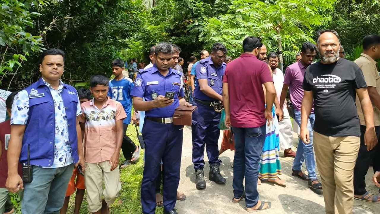 বাগেরহাটে ডাকাতদের হামলায় তিনজন আহত, বোমা নিক্ষেপ করে পালিয়ে যায়