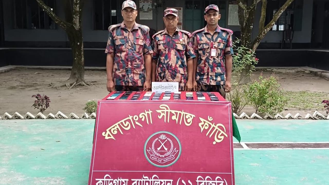 কুড়িগ্রাম সীমান্তের ২১ লাখ টাকার ভারতীয় মালামাল জব্দ করল বিজিবি