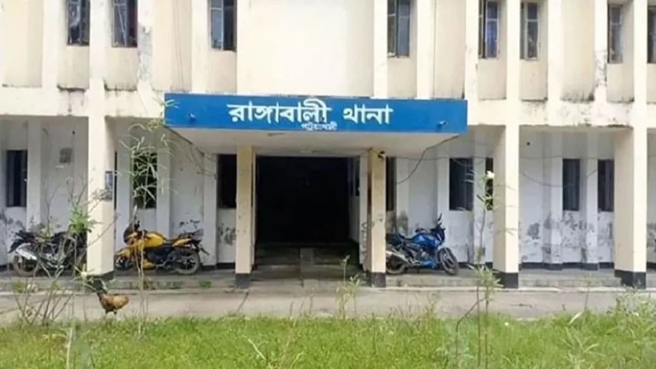 পুলিশের হেফাজত থেকে আসামি ছিনিয়ে নিলেন বিএনপি নেতা ও স্বজনরা