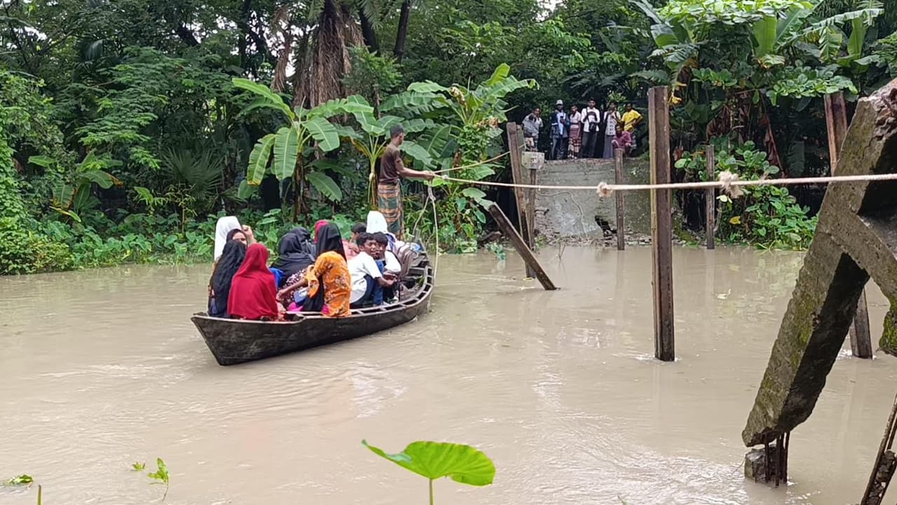 তালতলীর ভাঙা সেতুতে শিক্ষার্থীরা ডিঙি নৌকায় পারাপার করছেন