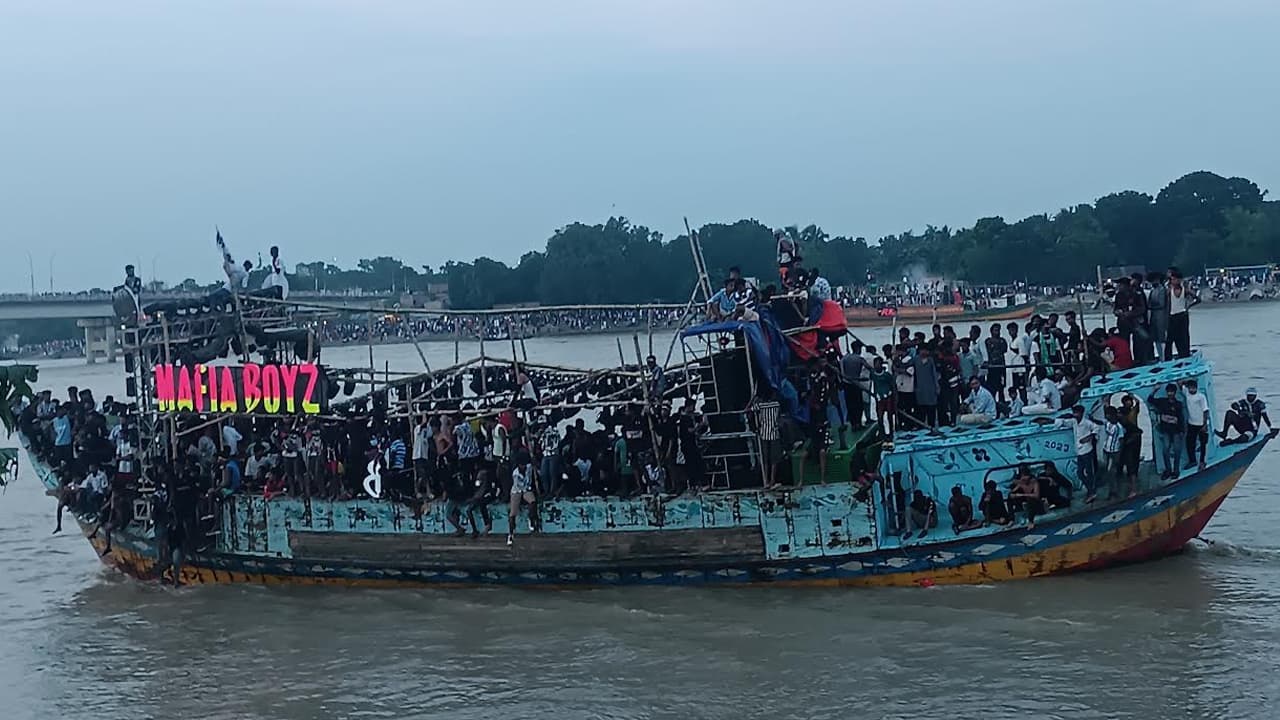 গড়াই নদীতে নৌকা উৎসব হরিপুর সেতুতে তীব্র যানজট সৃষ্টি করেছে