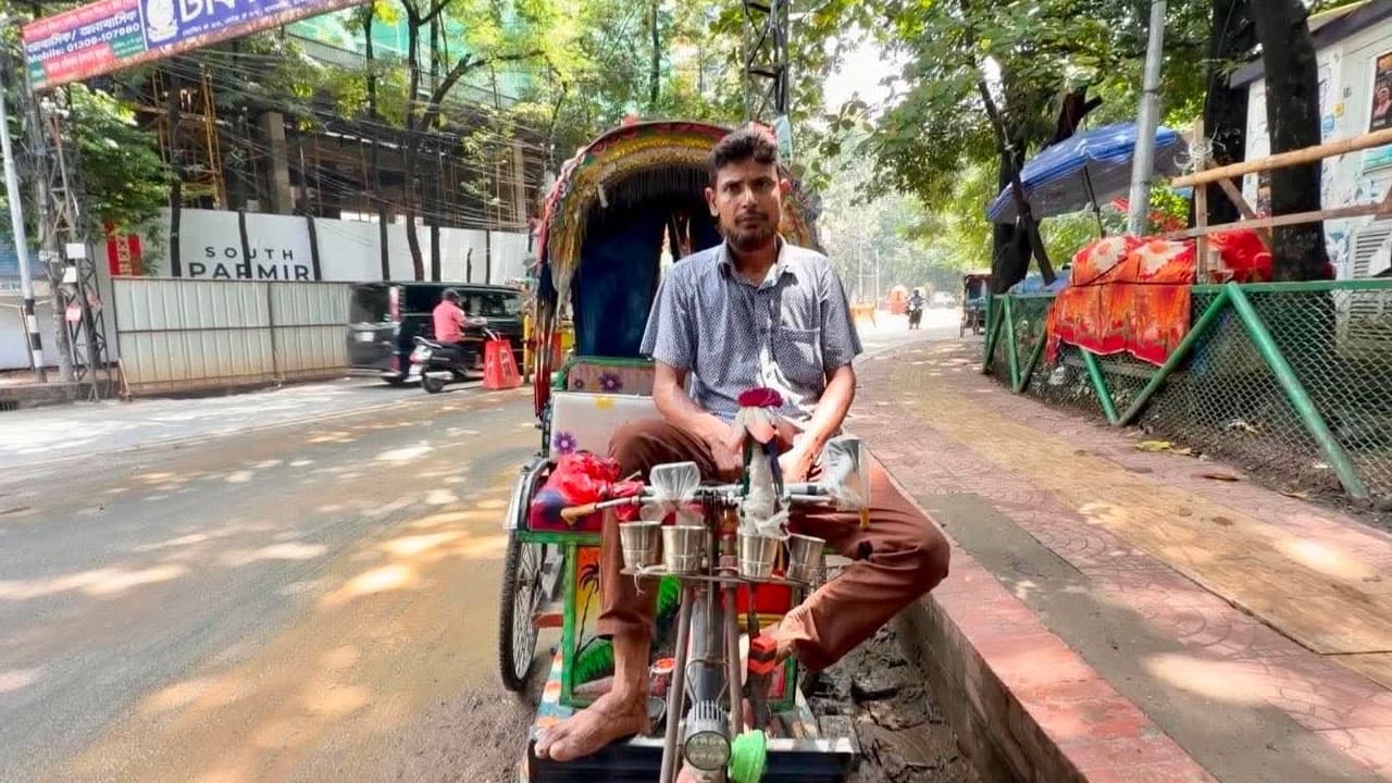 রাজনৈতিক পটপরিবর্তনে জীবন ‘তছনছ’, চাকরি-রিকশা চালিয়ে চলছে মিজানুরের সংসার