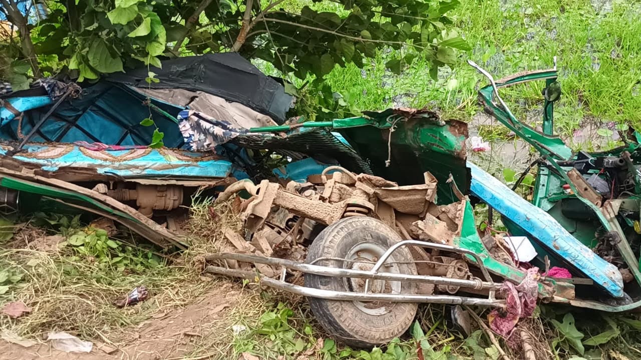 গাজীপুরে সিএনজি-কাভার্ডভ্যান সংঘর্ষে মা-ছেলেসহ ৪ জনের মৃত্যু হয়েছে