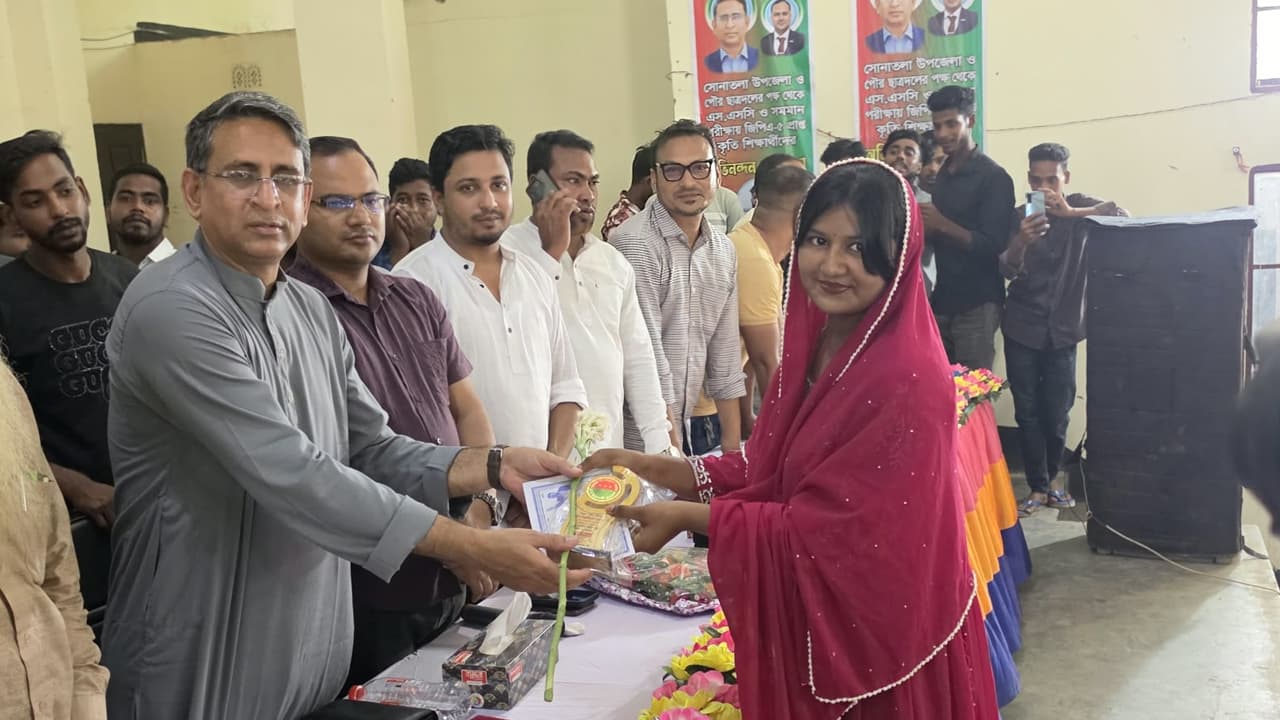 স্থানীয় নেতারা সোনাতলায় এসএসসি জিপিএ-৫ প্রাপ্তদের সংবর্ধনা দিলেন