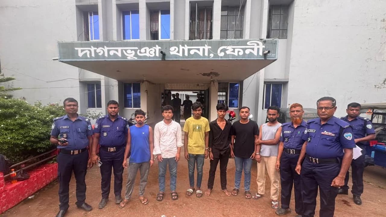 ফেনীর দাগনভূঞায় যুবকদল স্বামীকে জিম্মি করে স্ত্রীকে ধর্ষণচেষ্টা চালায়