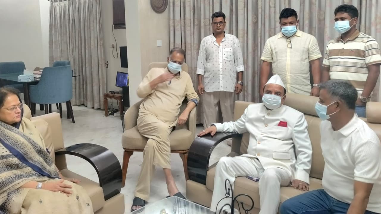 গয়েশ্বর চন্দ্র রায় জ্বালানিমন্ত্রী টুকুকে দেখতে গেলেন আদাবরে