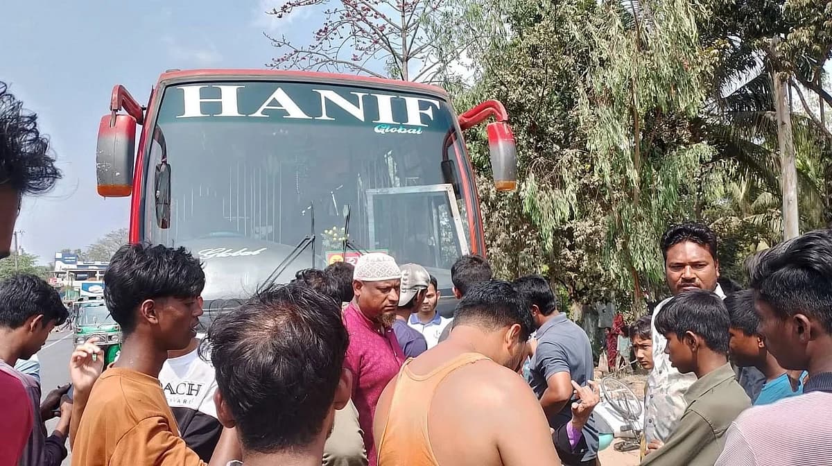চন্দনাইশে বাসের সঙ্গে মুখোমুখি সংঘর্ষে প্রাণ গেল মোটরসাইকেল আরোহী যুবকের