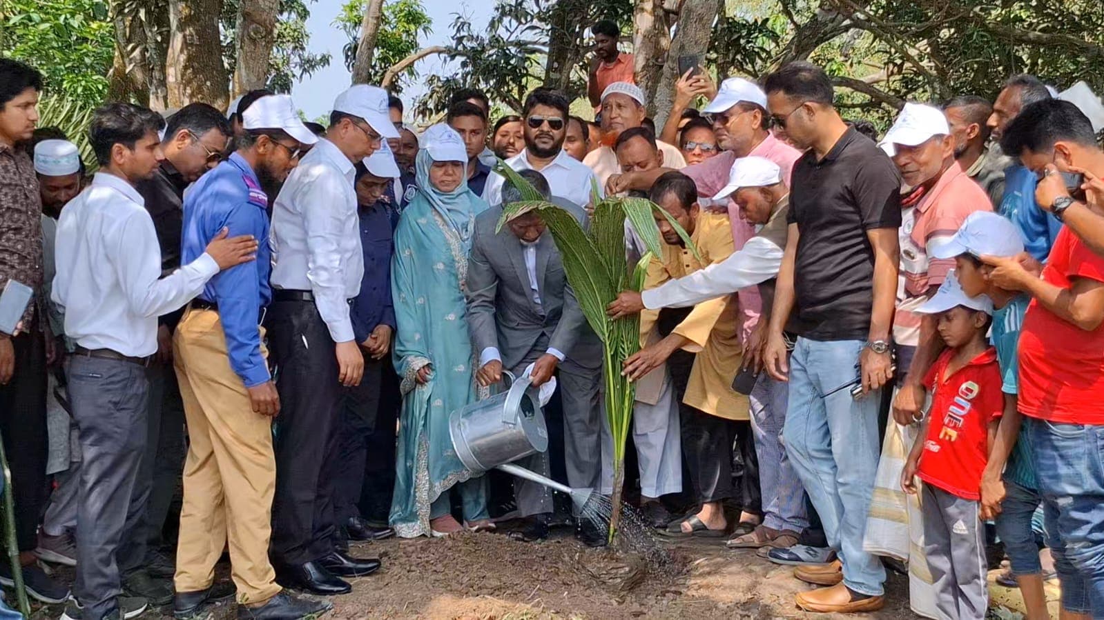 সারাদেশে চলমান খাল খনন ও পুনঃখনন কর্মসূচির অংশ হিসেবে জয়পুরহাটেও খাল খনন কাজ শুরু হয়েছে