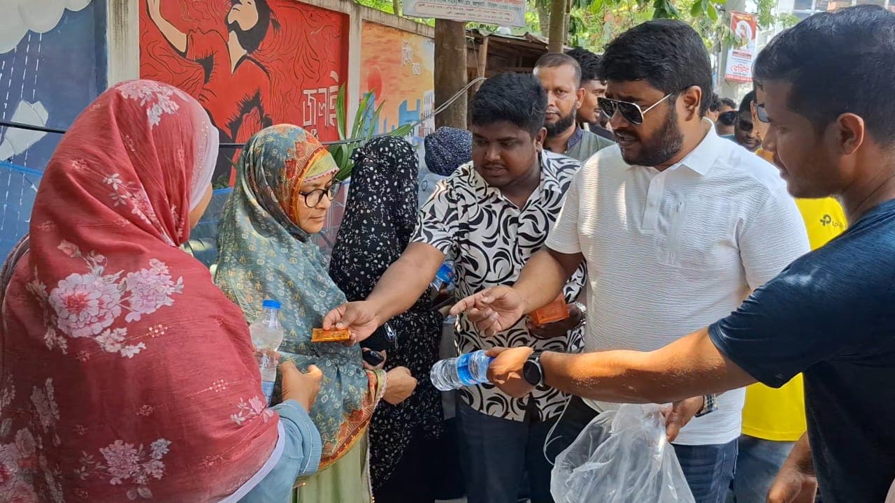 তীব্র গরমে পরীক্ষাকেন্দ্রে অভিভাবকদের পাশে যুবদল নেতা আদনান - নজর কাড়ছে মানবিক উদ্যোগ