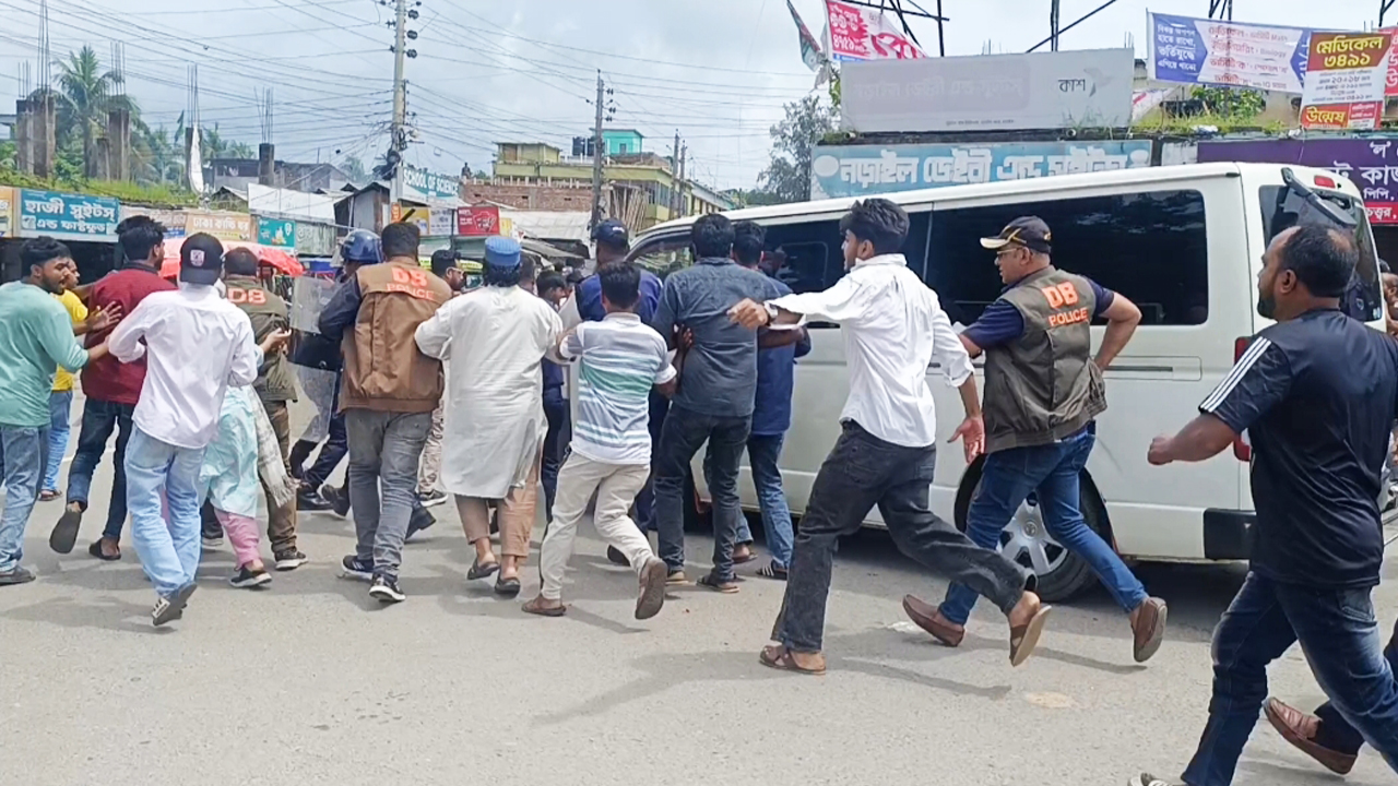 শিশু ধর্ষণ মামলার আসামিকে ছিনিয়ে নিতে পুলিশ সুপারের কার্যালয় ঘেরাও