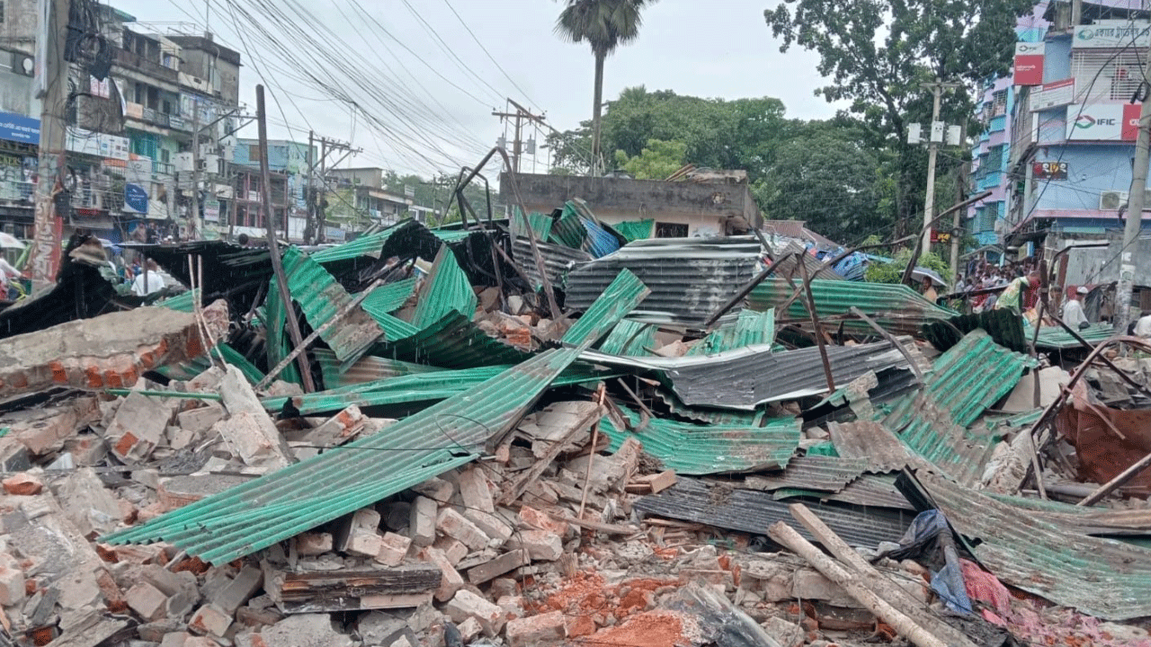 উচ্ছেদ অভিযানে গুঁড়িয়ে দেওয়া হলো আ.লীগ কার্যালয়সহ দুই শতাধিক অবৈধ