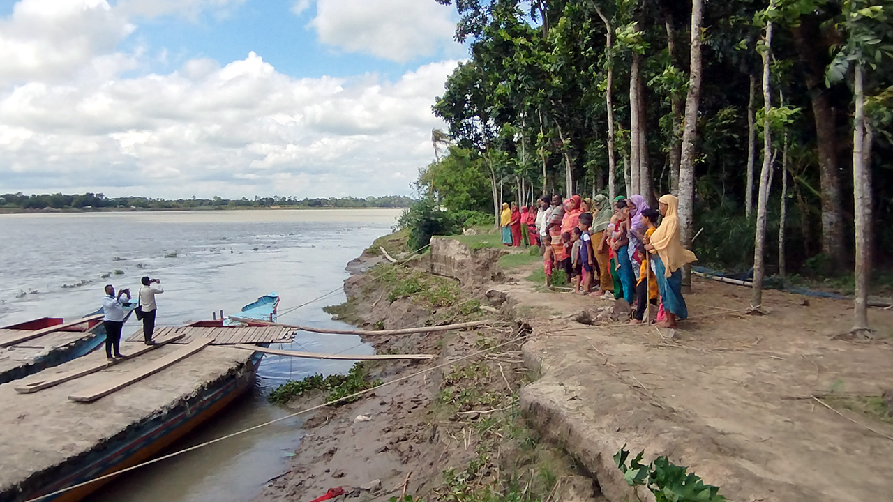 ঘুম ভাঙে নদীর শব্দে, সকাল হয় নতুন আতঙ্কে