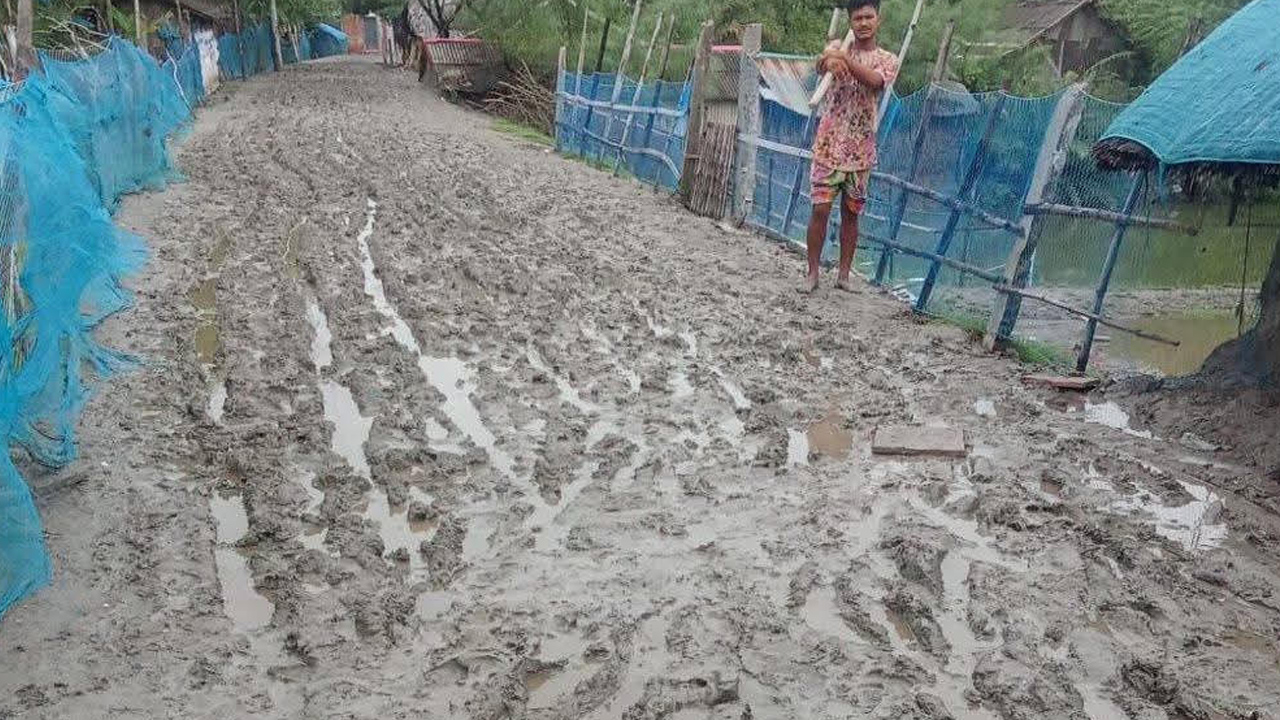 আশাশুনিতে টানা বর্ষণে বিপর্যস্ত ১২ কিমি রাস্তা, দুর্ভোগে চার গ্রামের
