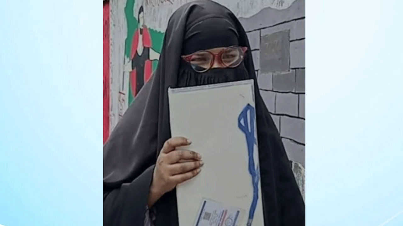বাবার মরদেহ বাড়িতে রেখে এইচএসসি পরীক্ষায় বসলেন আয়েশা