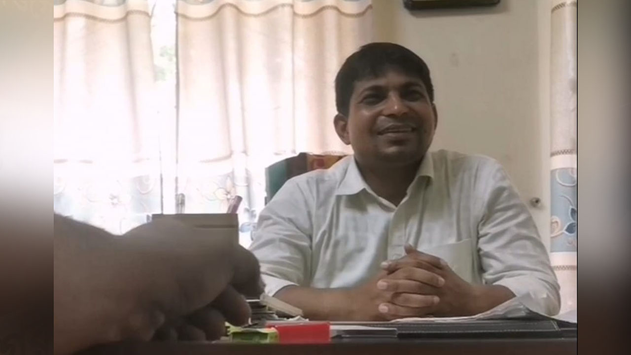 ‘সবাই মিলেমিশে খামু’ মন্তব্যের পর কালাইয়ের তিন খাদ্য কর্মকর্তা