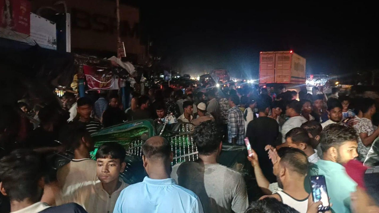 চট্টগ্রামের আনোয়ারায় বাস দোকানের ভেতর ঢুকে পড়ল, নিহত ২