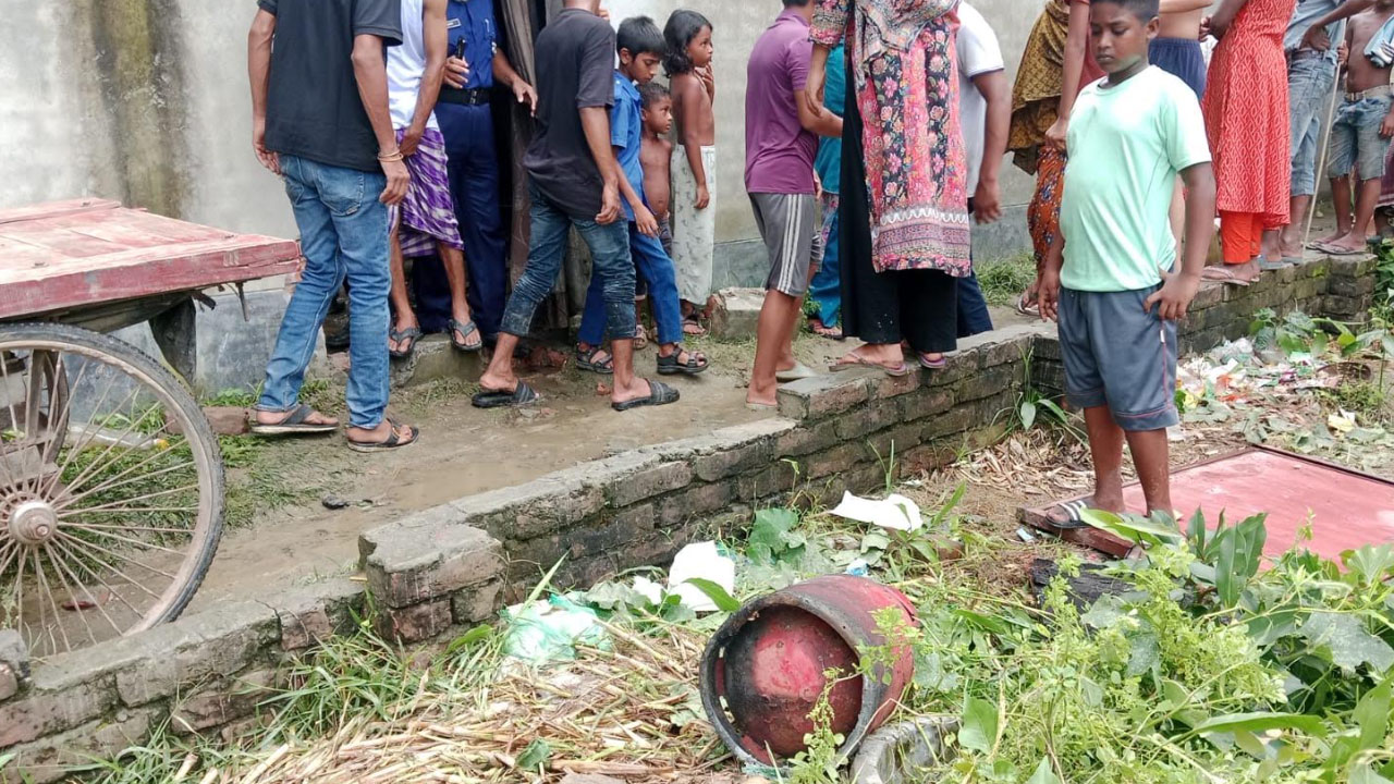 মাগুরায় পারিবারিক কলহের জেরে গ্যাস সিলিন্ডারে আগুন দিয়ে আত্মহত্যা