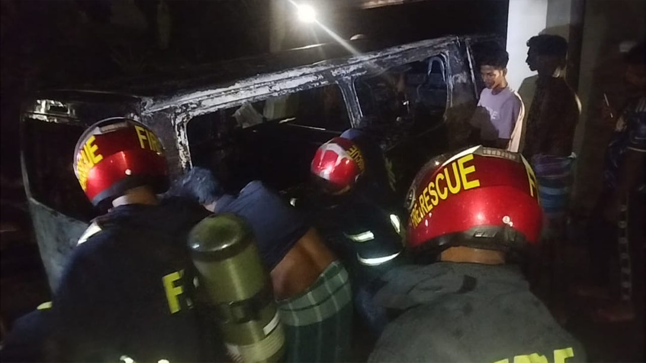 সাতক্ষীরা মেডিকেল কলেজে অ্যাম্বুলেন্সে অগ্নিকাণ্ড, অক্সিজেন সিলিন্ডার