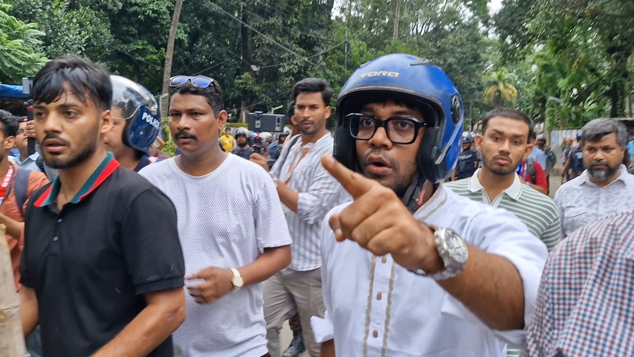 রাজধানীতে ছাত্রশিবির-ছাত্রদল সংঘর্ষ, হেলমেট পরে মাঠে যুবদল নেতা নয়ন