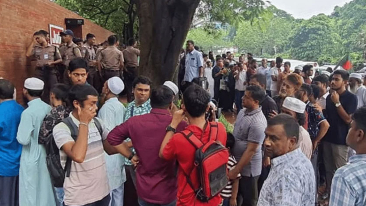 প্রথম দিনেই জুলাই স্মৃতি জাদুঘরে উপচে পড়া ভিড়, শেষ হয়ে গেল সব টিকিট