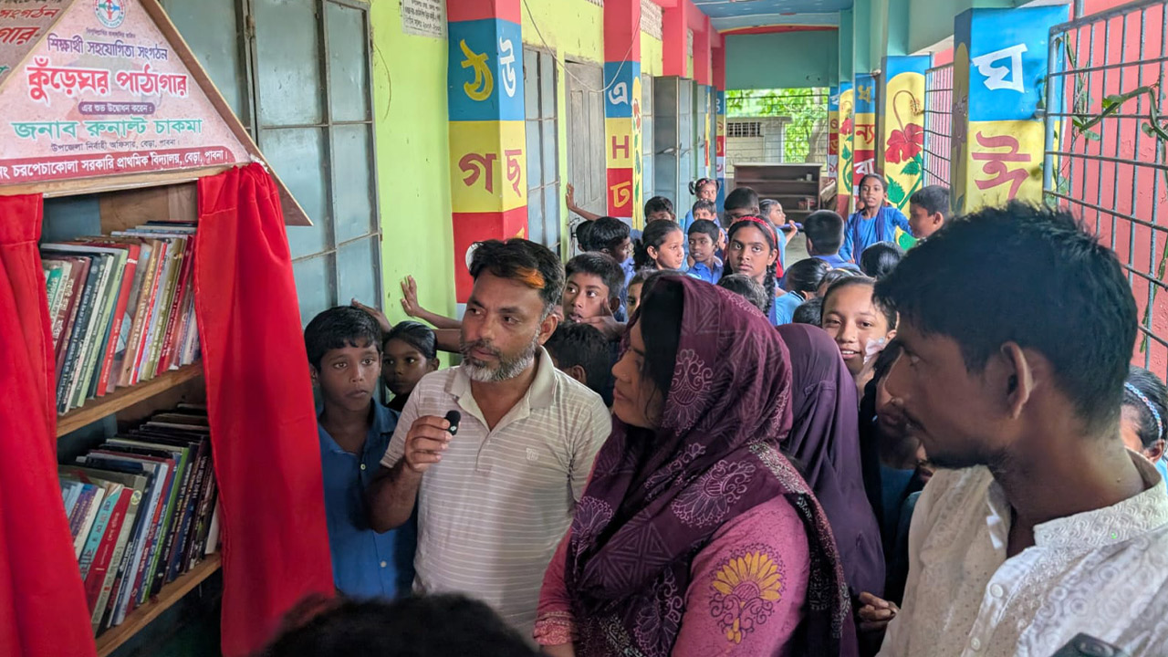 টিফিনের টাকা বাঁচিয়ে শুরু, এবার তিন বিদ্যালয়ে ‘কুঁড়েঘর পাঠাগার’