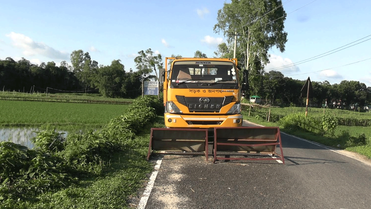 দহগ্রামে পাহাড়ি ঢলে সড়ক ধস, মেরামতের মালামাল আটকে দিল বিএসএফ