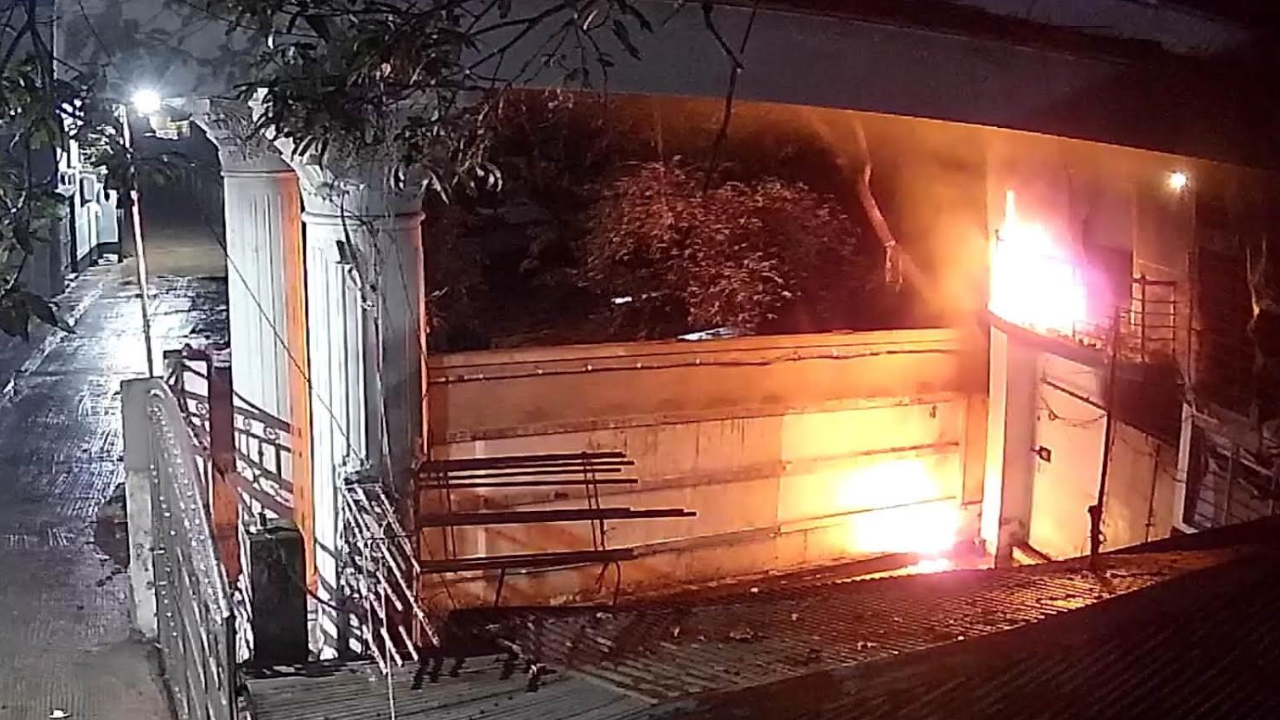 চট্টগ্রামে নওফেল ও প্রয়াত মেয়রের বাসভবনে অগ্নিসংযোগের চেষ্টা