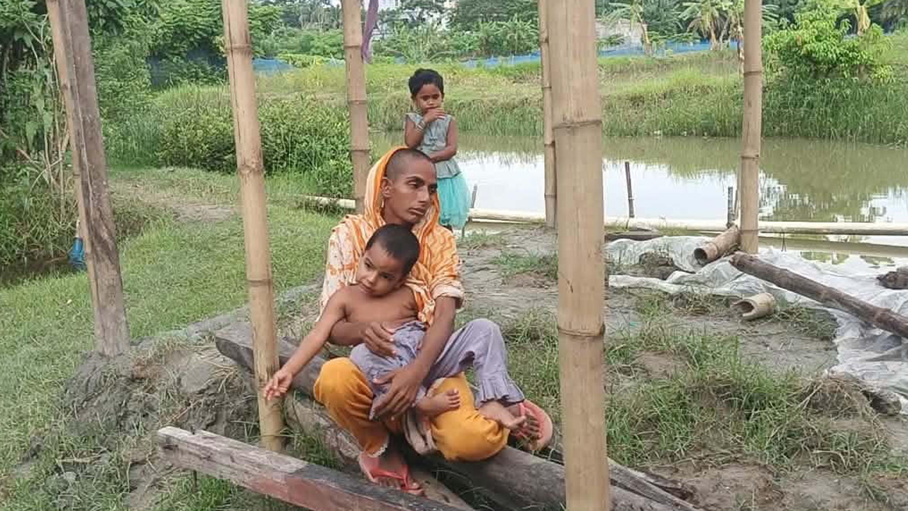 বকেয়া ঘরভাড়া শোধ করতে মাথার চুল বিক্রি করলেন অসহায় মা