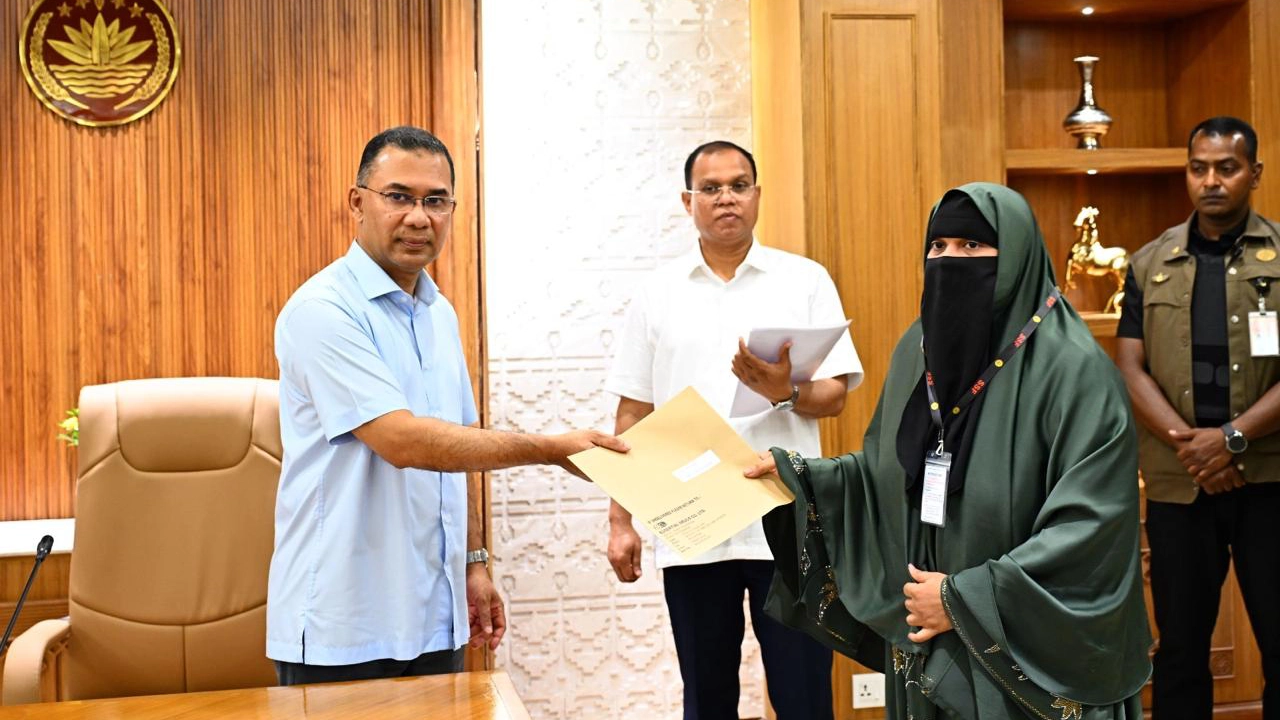 জুলাইয়ের শহীদ ও আহতদের পরিবারের সদস্যদের নিয়োগপত্র দিলেন প্রধানমন্ত্রী