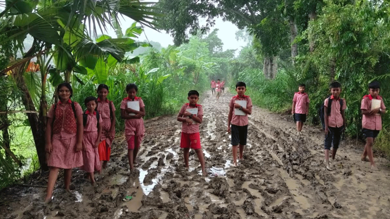 ২৯ বছরেও পাকা হয়নি রাস্তা, কাদা-পানি মাড়িয়ে স্কুলে যাচ্ছে