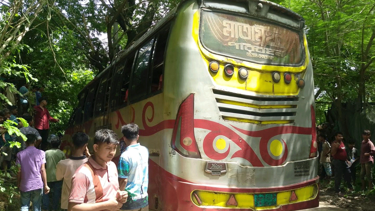আলীকদমে গাছের সঙ্গে বাসের ধাক্কা, নিহত ১