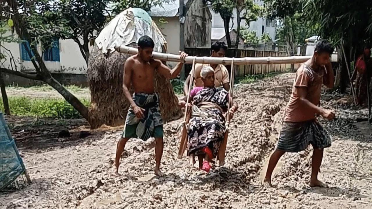রাস্তা নেই, বাঁশে চেয়ার বেঁধে মাকে হাসপাতালে নিলেন দুই ছেলে