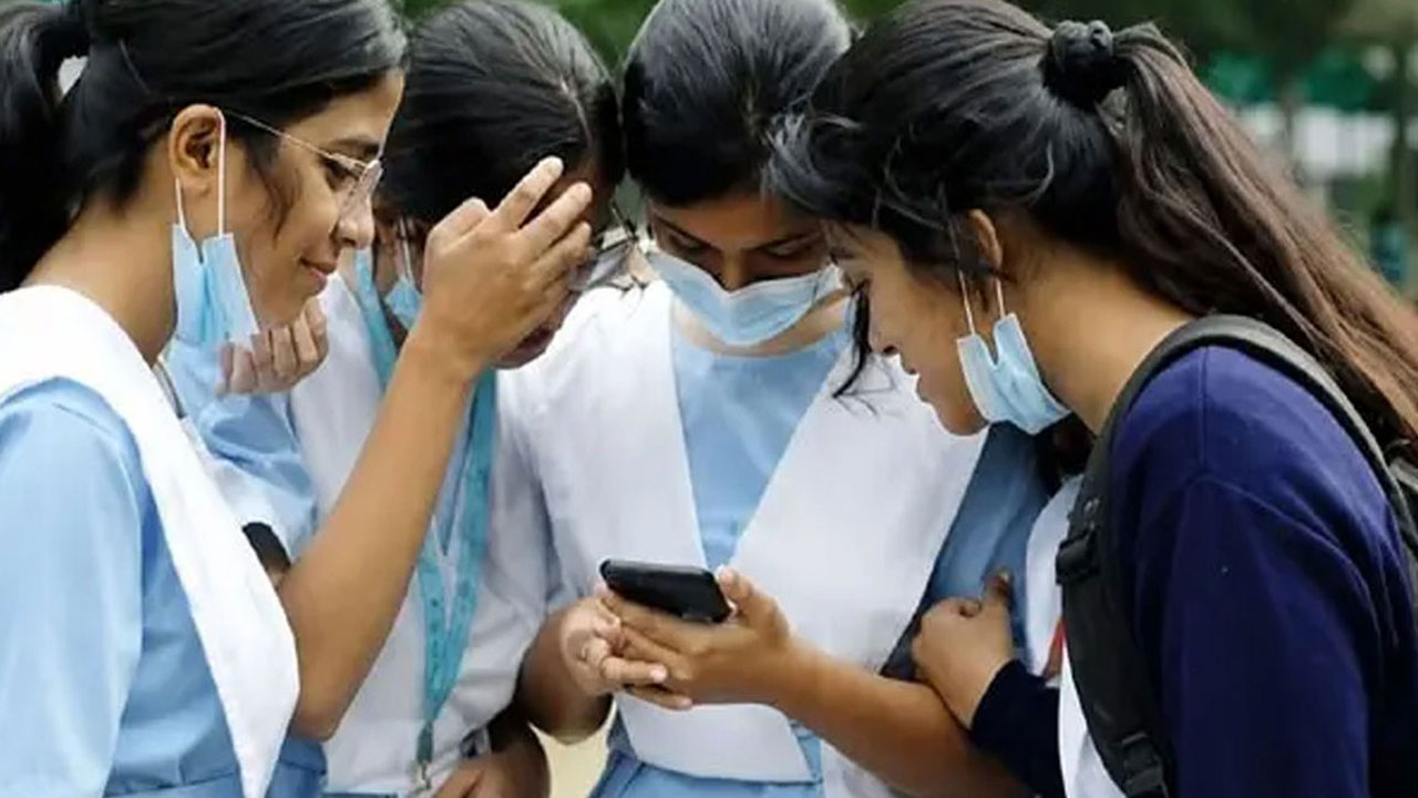 এসএসসি ও সমমান পরীক্ষার ফল প্রকাশ: গড় পাসের হার ৬২.২৫ শতাংশ