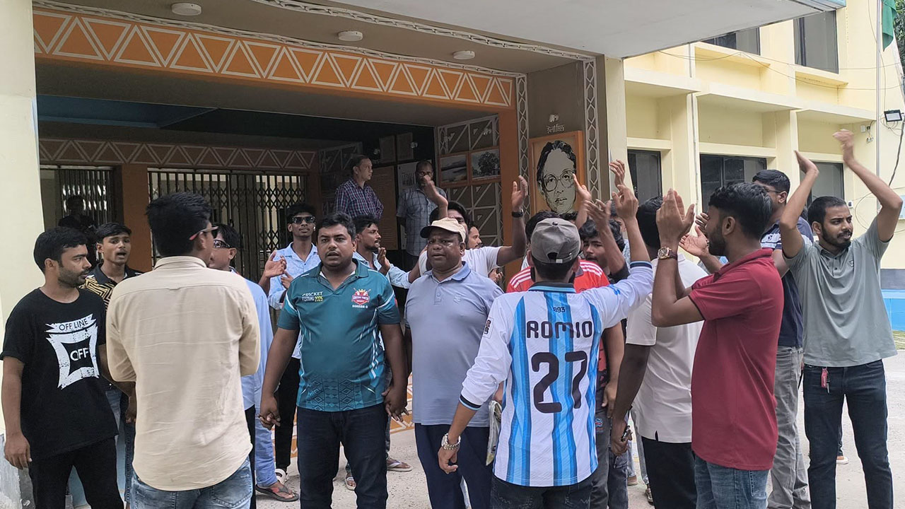 নাচোলে নিয়োগ দুর্নীতি কেন্দ্রিক বিক্ষোভ, ইউএনও কার্যালয়ে তালা