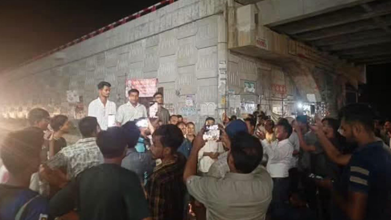 পলাশবাড়ীতে ইউএনও ও ডিসির অপসারণ দাবিতে ছাত্রদলের সড়ক অবরোধ
