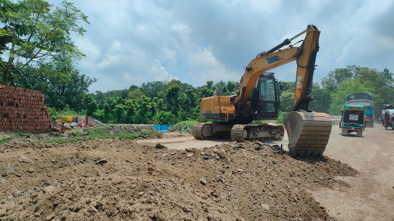 চরম অব্যবস্থাপনায় চাঁপাইনবাবগঞ্জ-সোনামসজিদ মহাসড়ক প্রশস্তকরণ
