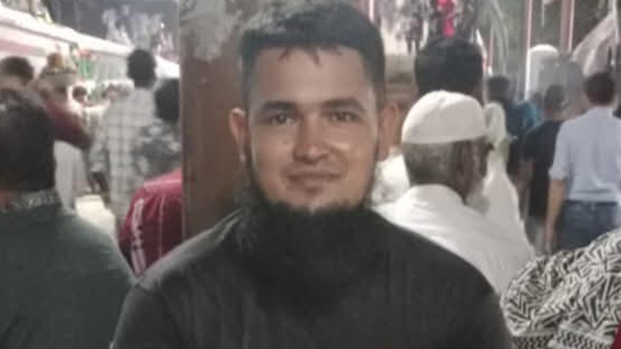 নরসিংদীতে ট্রেনের ছাদ থেকে নামার সময় দুই বগির মাঝে পড়ে যুবকের মৃত্যু