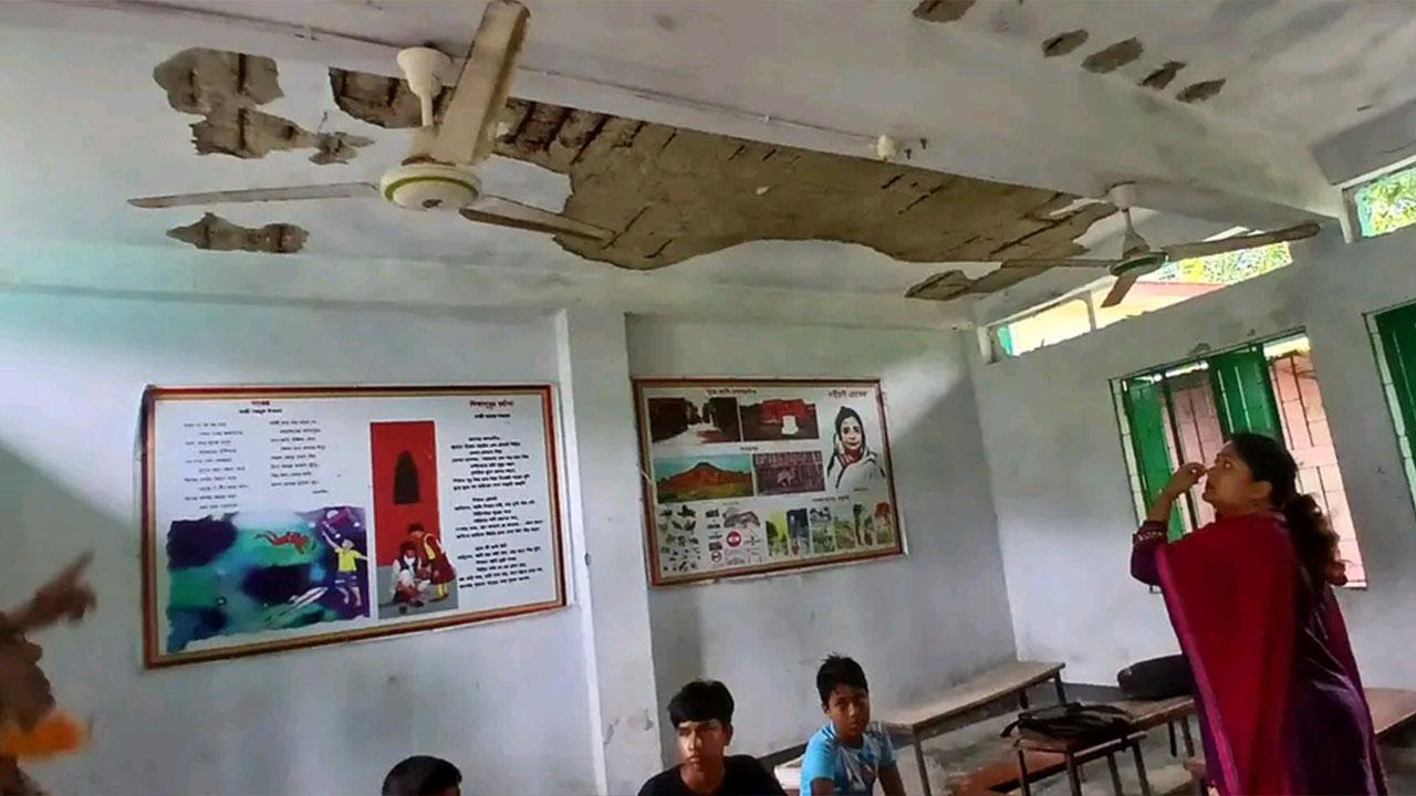 ঝালকাঠিতে ৬০টি প্রাথমিক বিদ্যালয়ে ঝুঁকিপূর্ণ পরিবেশে পাঠদান