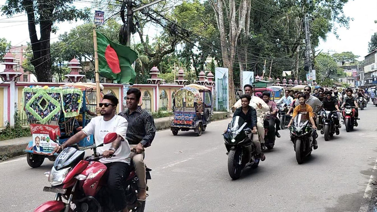 মাদারীপুরে বিএনপির মোটরসাইকেল শোডাউনে ‘জয় বাংলা’ স্লোগান
